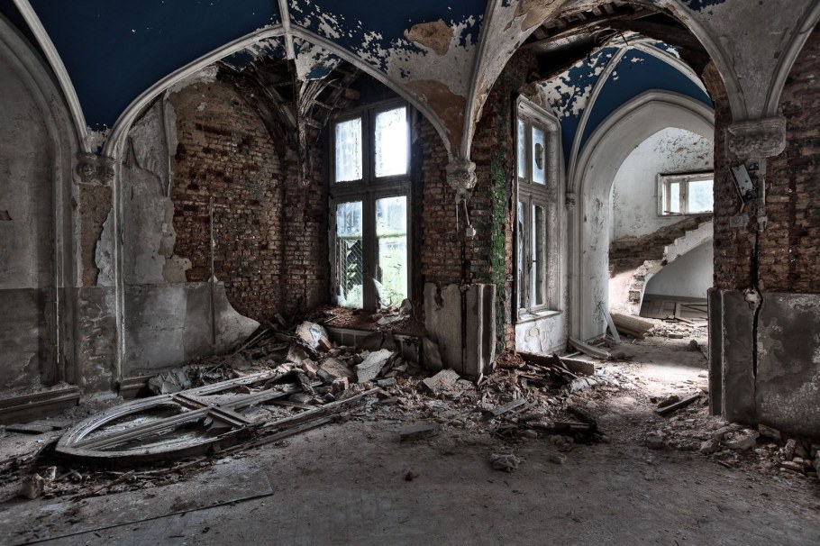 Заброшенный замок внутри с вещами