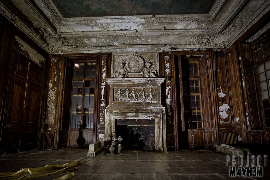 Заброшенный замок Кинель внутри