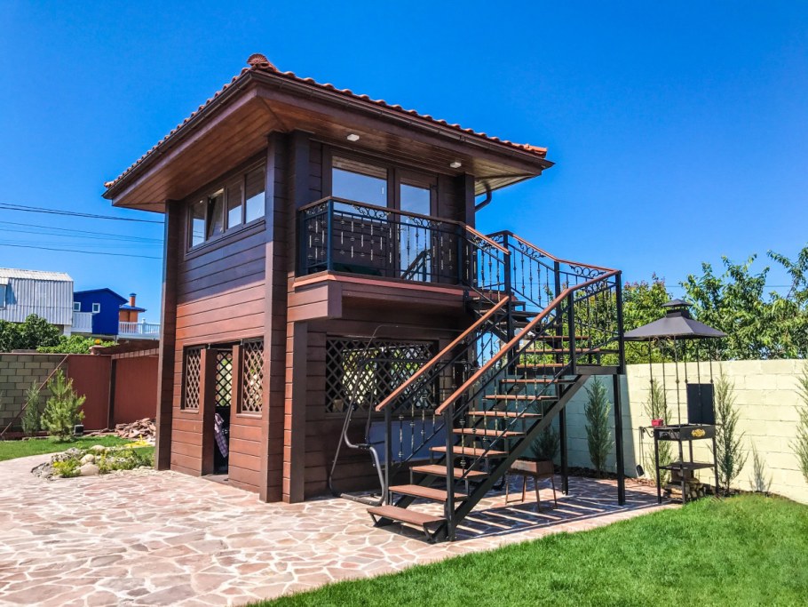 Двухэтажная беседка для дачи