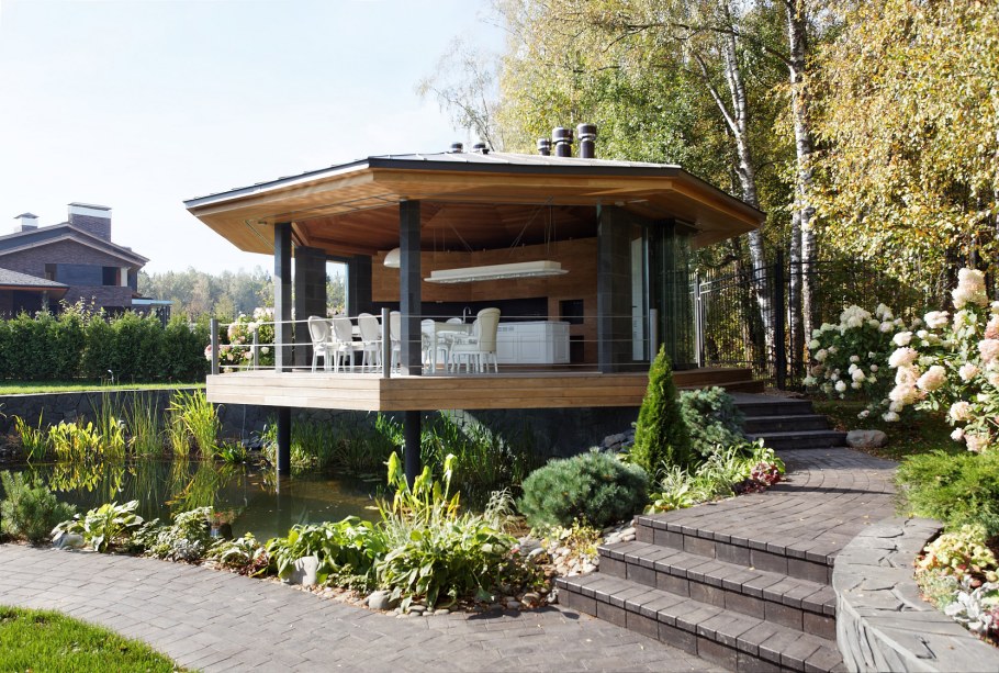 Двухэтажная беседка для дачи