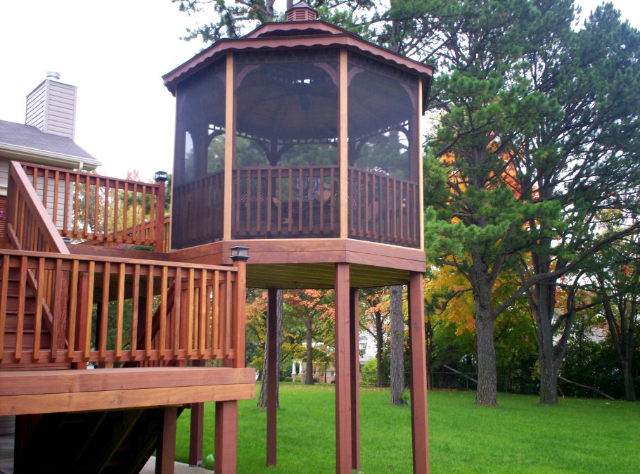 Беседка двухэтажная деревянная
