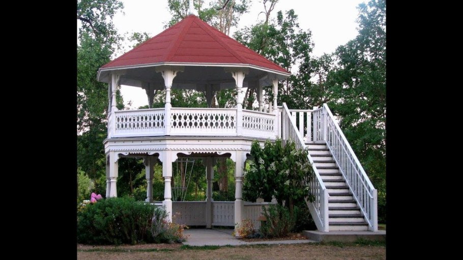 Двухэтажная беседка с террасой на крыше