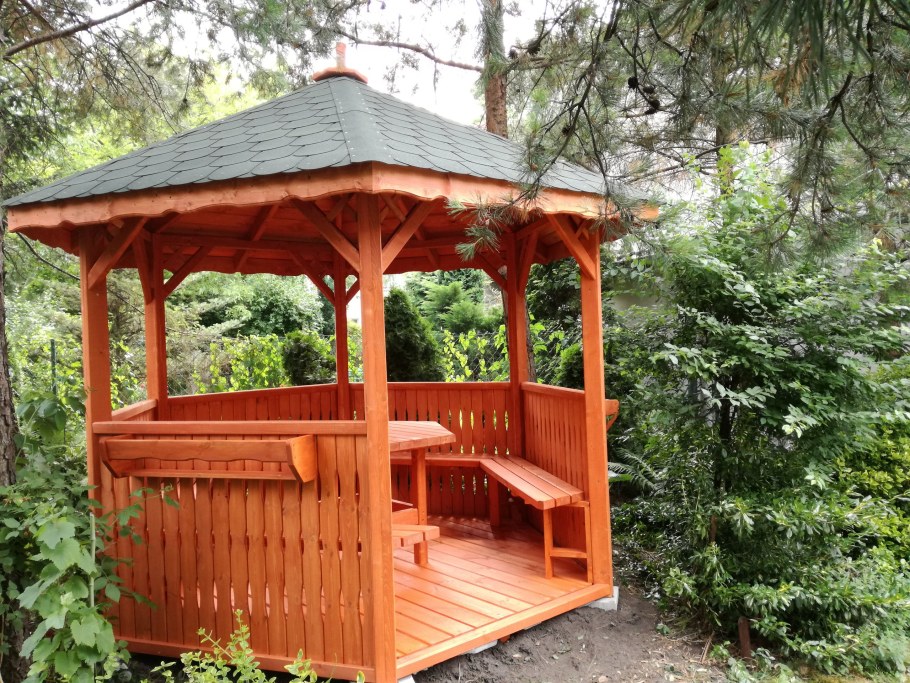 Беседка на косогоре