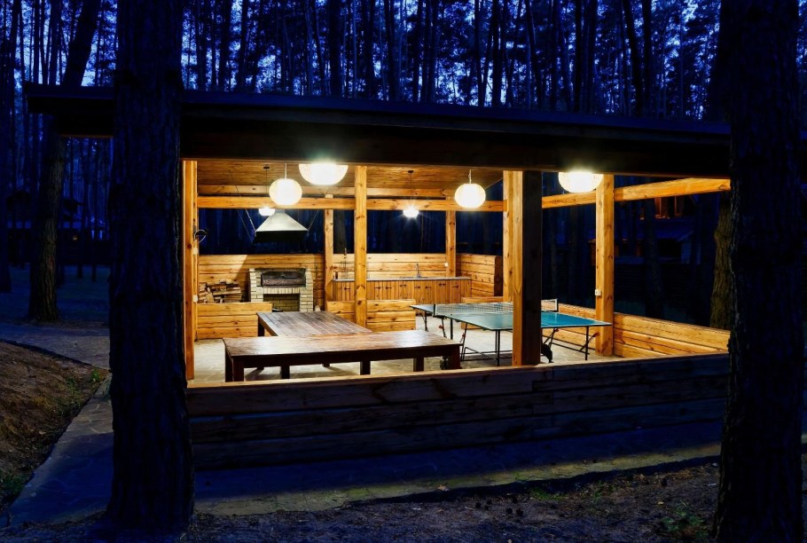 Закрытая беседка двухэтажная