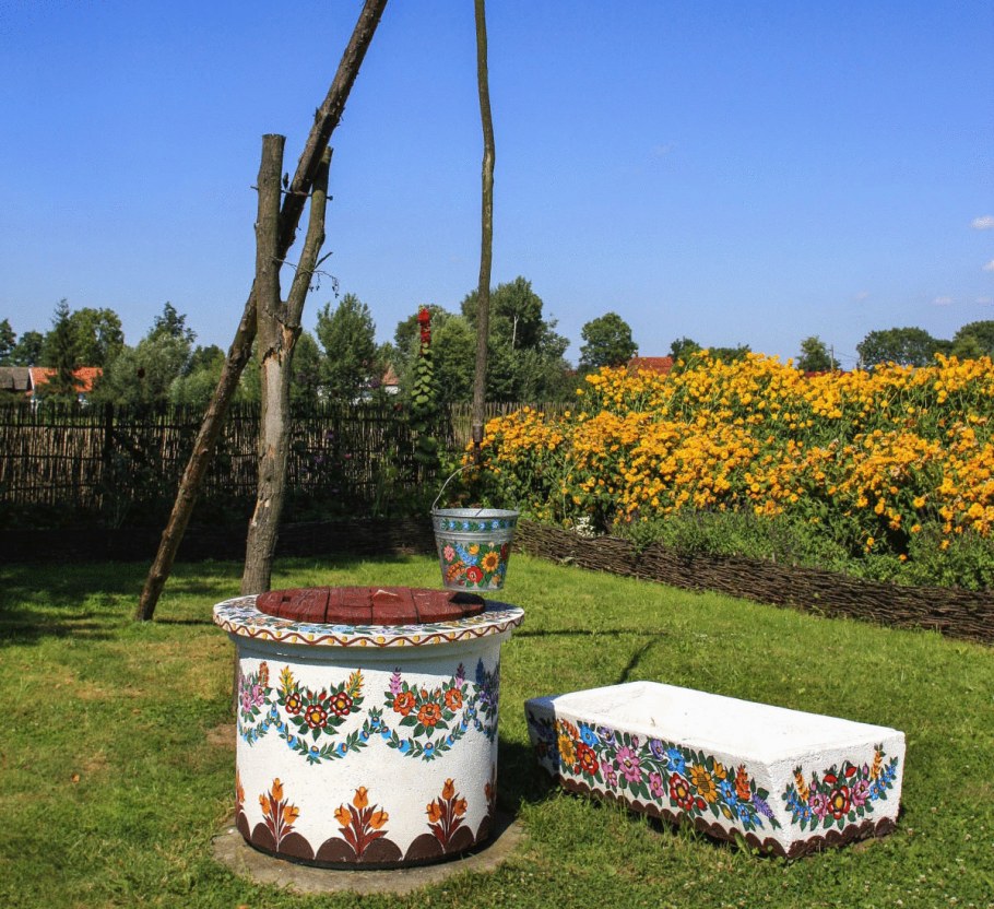 Декоративный колодец на участке