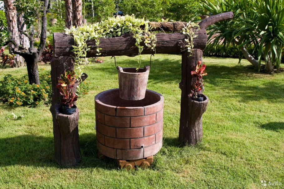 Красивый колодец на даче