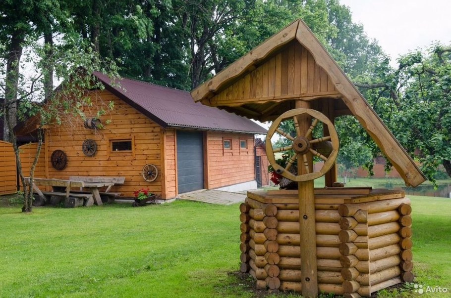 Украшение колодца на даче