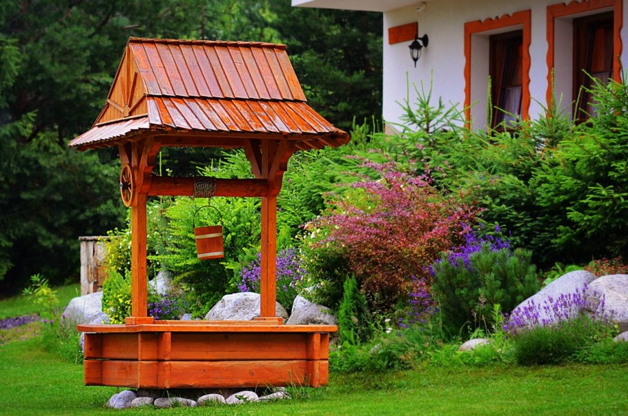 Красивый колодец на даче