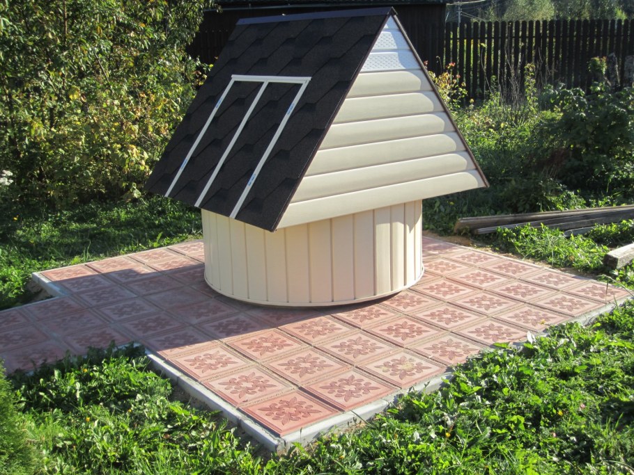 Украшение колодца на даче