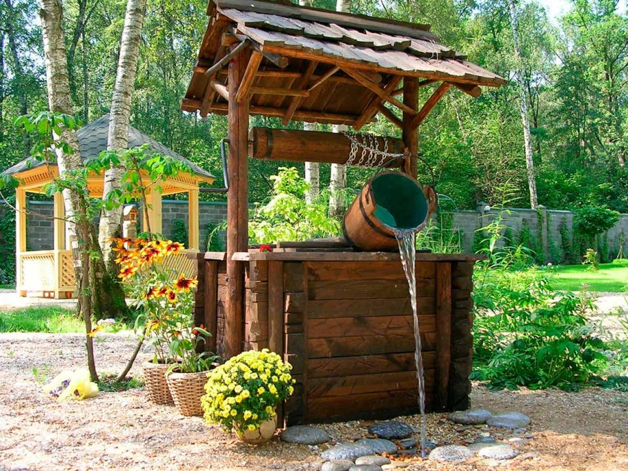 Квадратный колодец для воды на даче