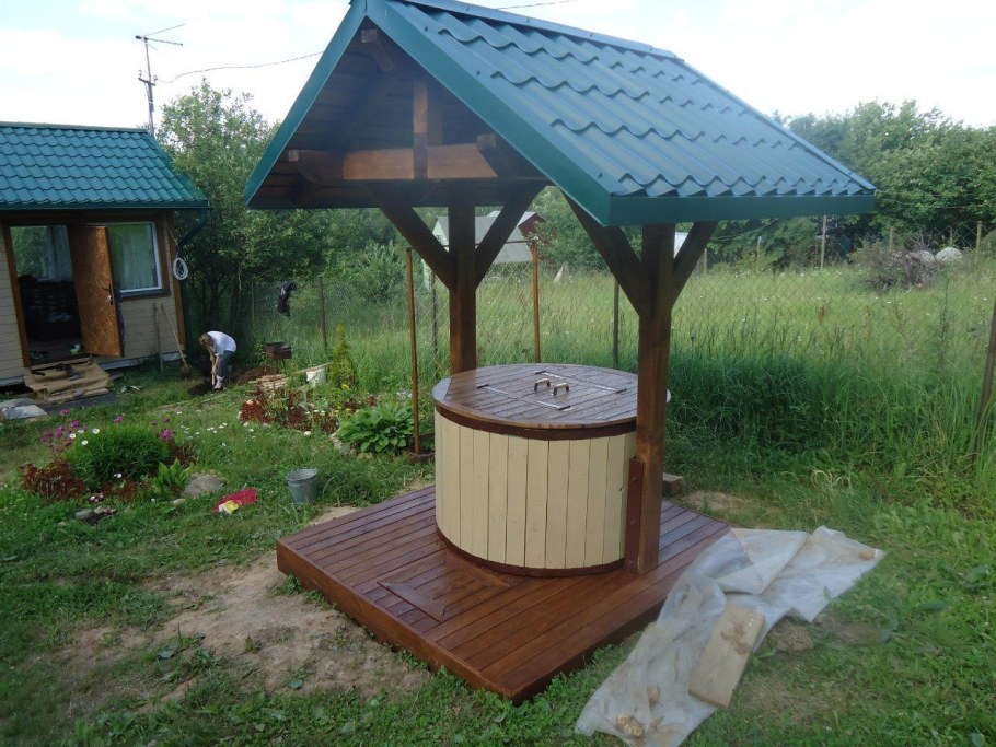 Декоративный колодец на даче