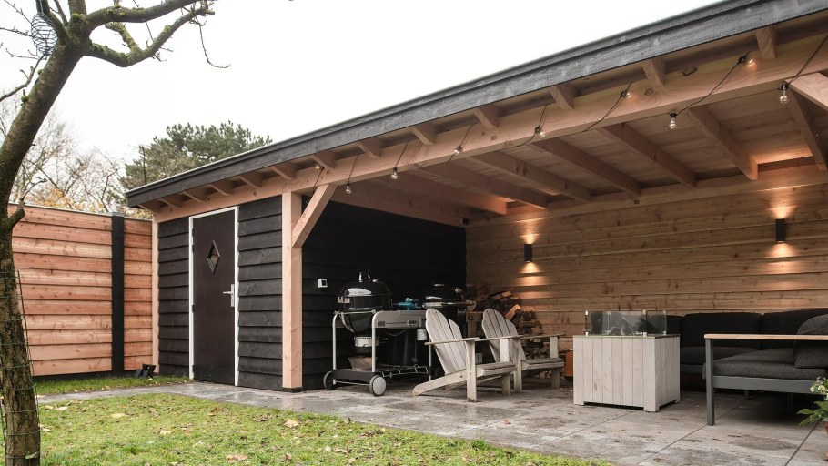 Хозпостройка с террасой