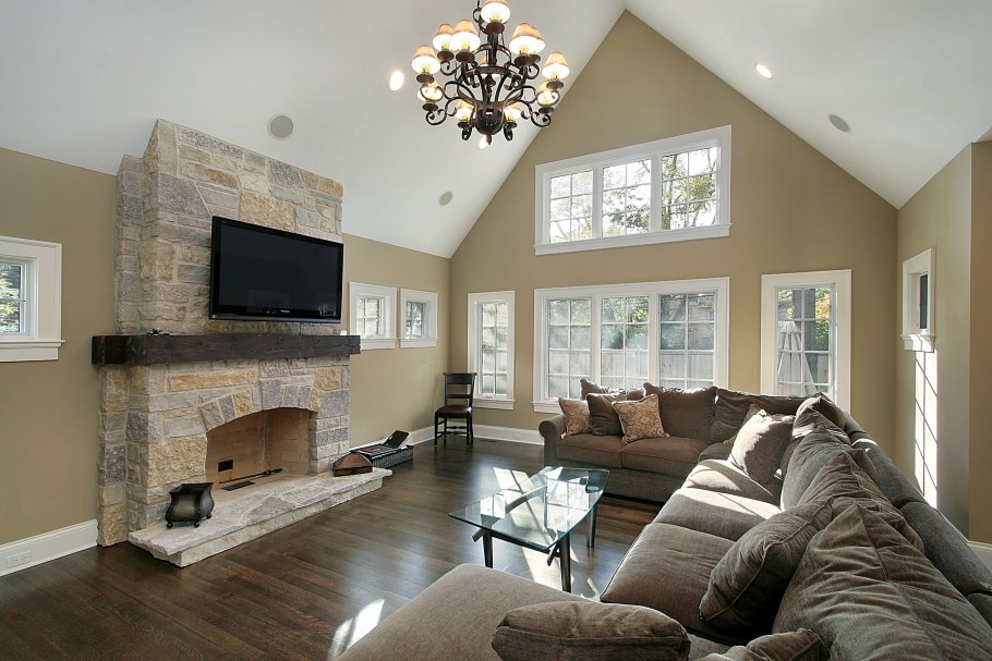 Большая гостиная с камином