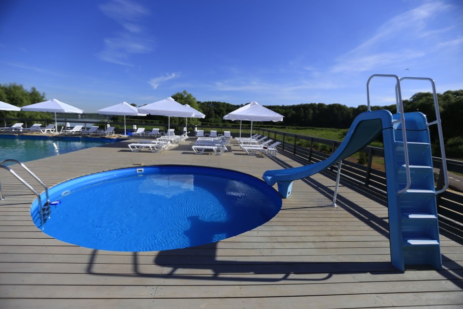 Бассейн на озере Сенеж в Солнечногорске