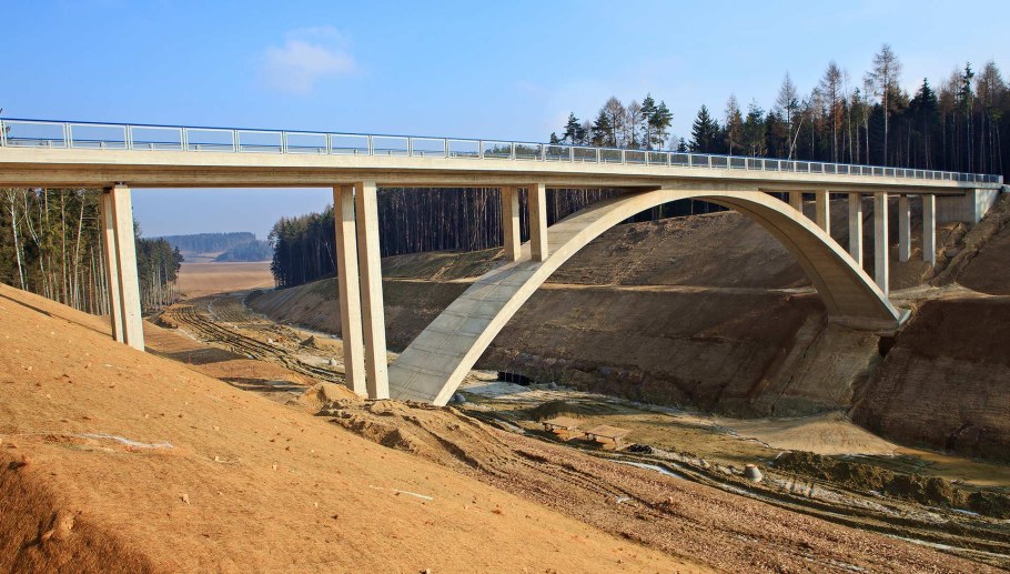 Железнодорожный бетонный мост