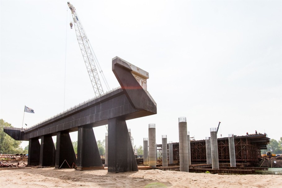Сооружение монолитных бетонных опор мостов
