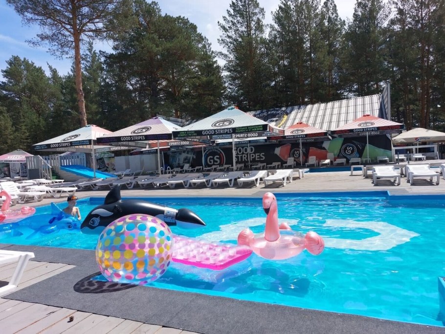 Бассейн солнце