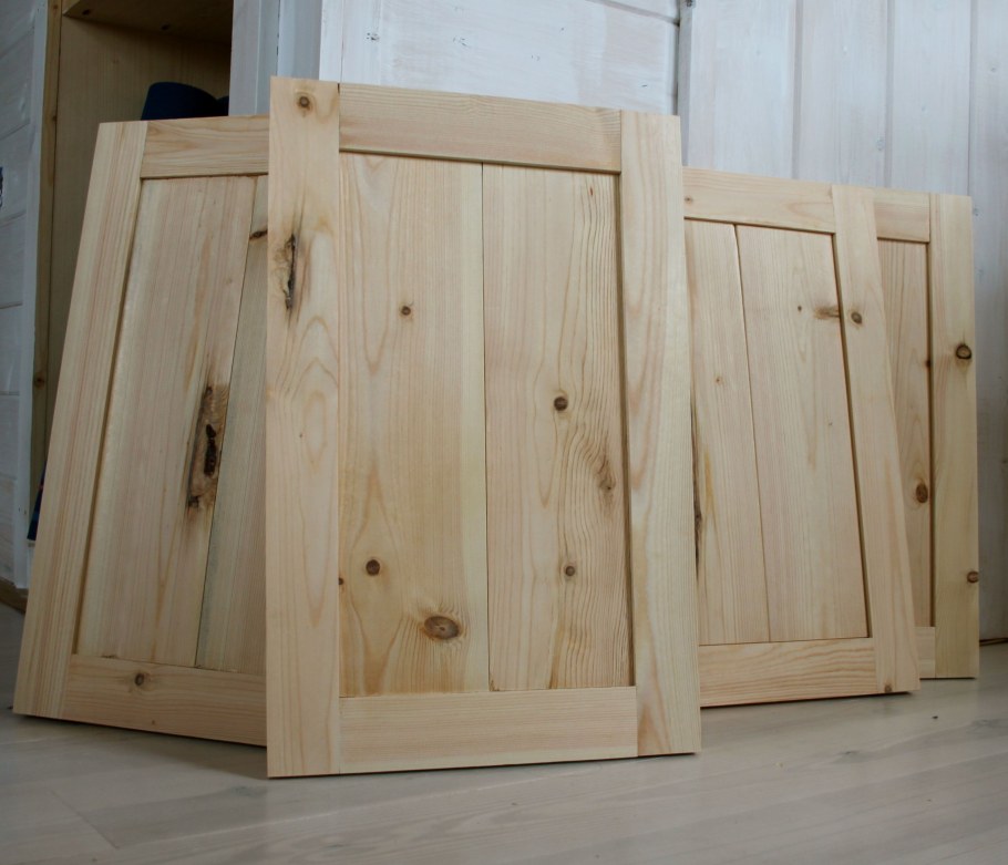 Деревянный шкафчик