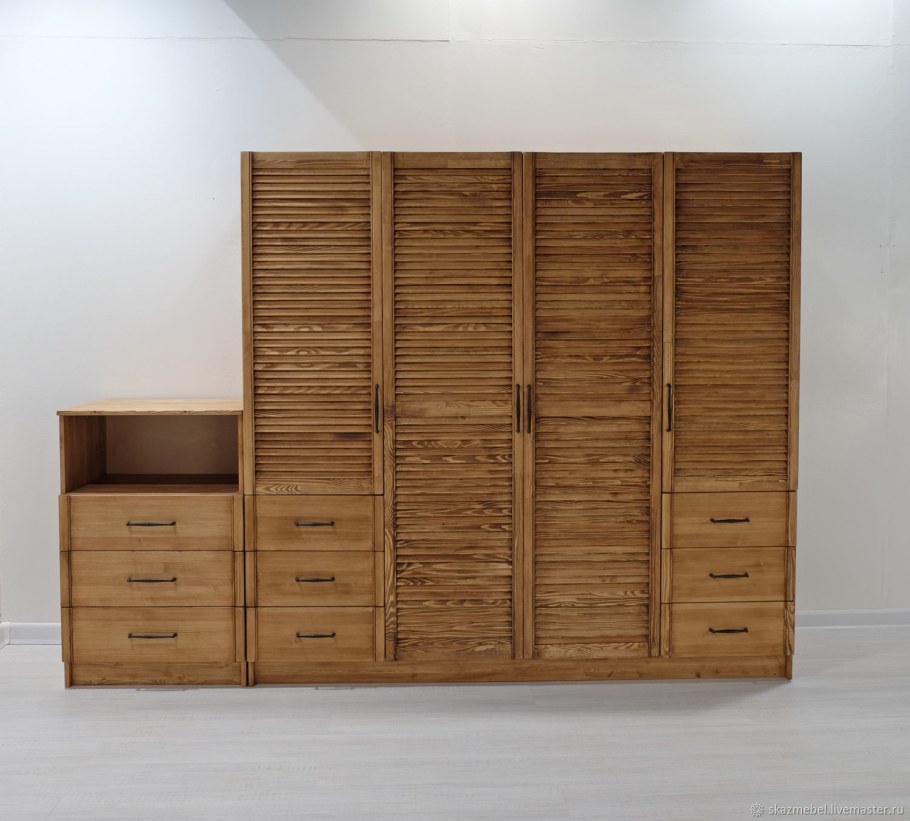 Шкаф в прихожую с жалюзийными дверьми