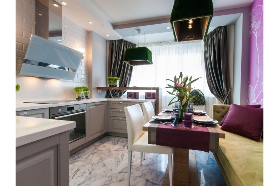 Обеденный стол в нише