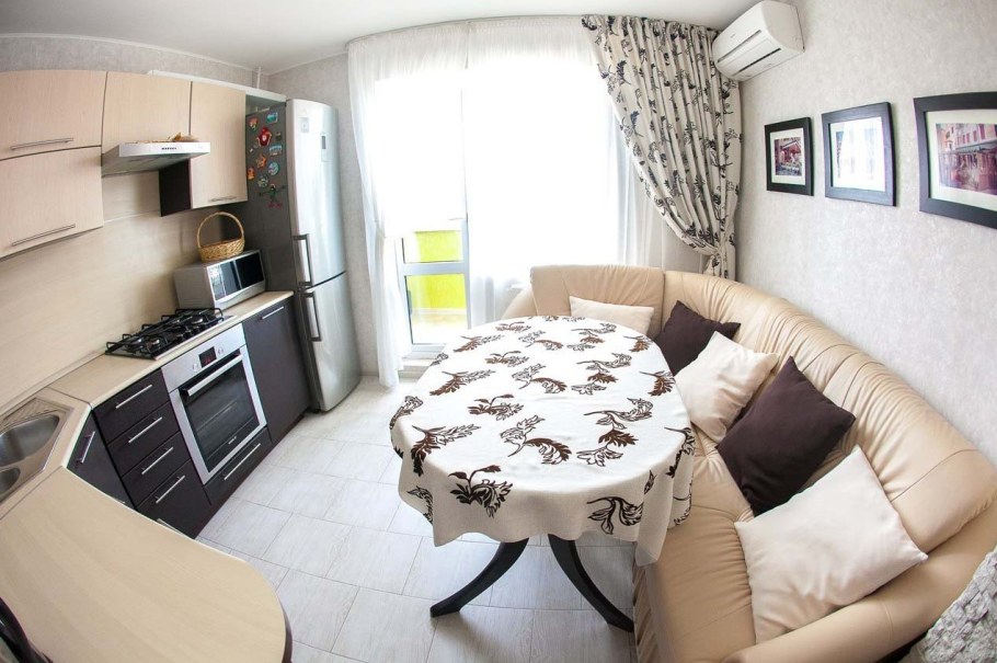 Обеденная зона с диваном