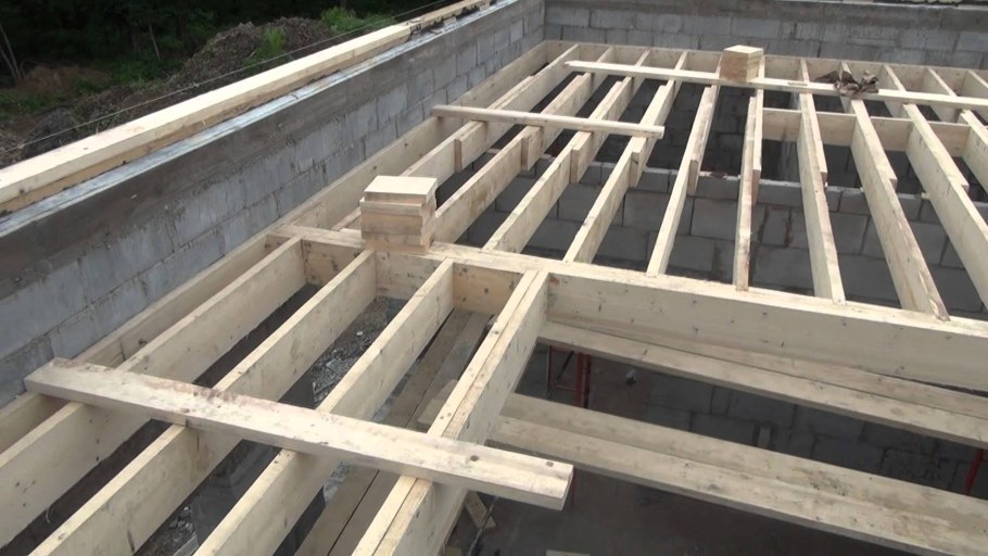 Деревянная балка перекрытия 100х200