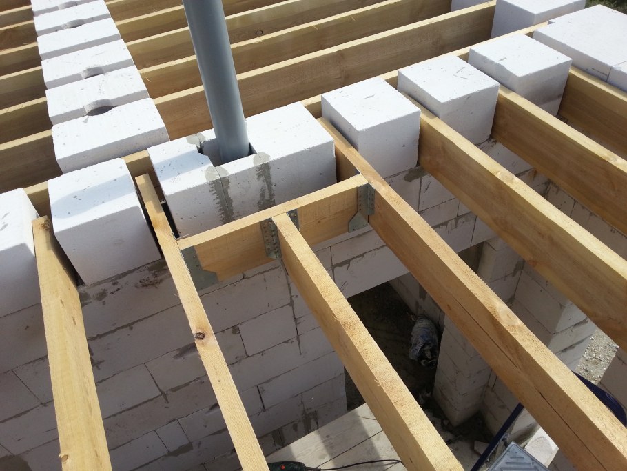 Деревянная балка перекрытия 100х200