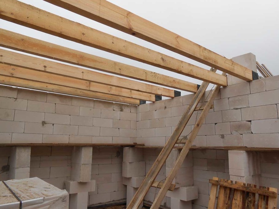 Деревянная балка перекрытия 100х200