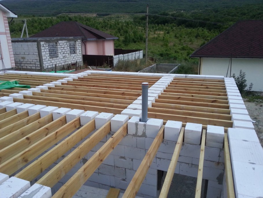 Деревянная балка перекрытия 100х200