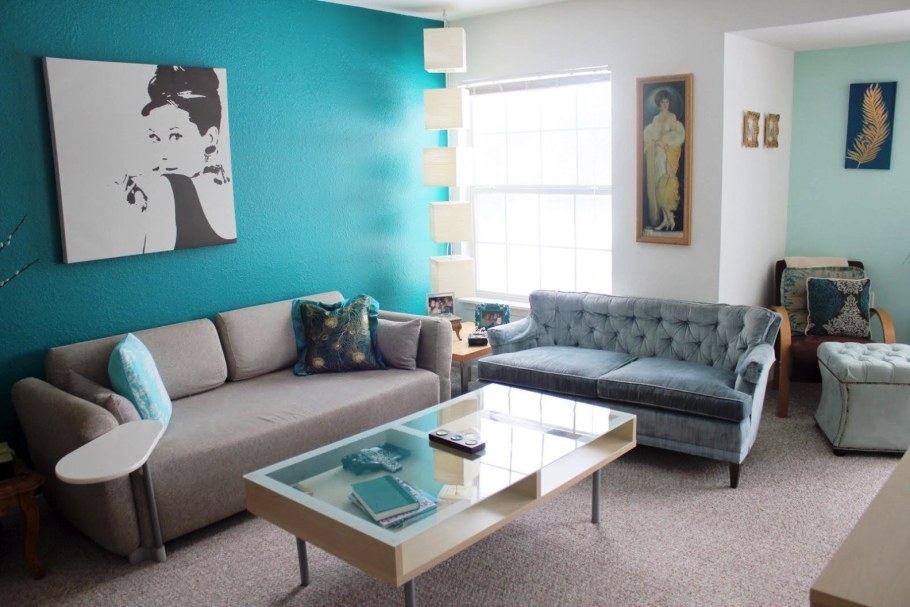 Зал в серо бирюзовых тонах