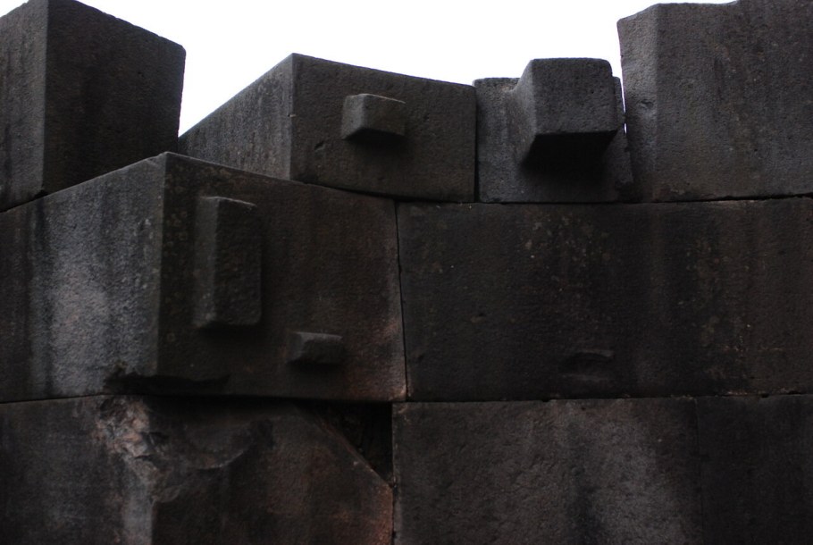 Полигональная кладка стыки