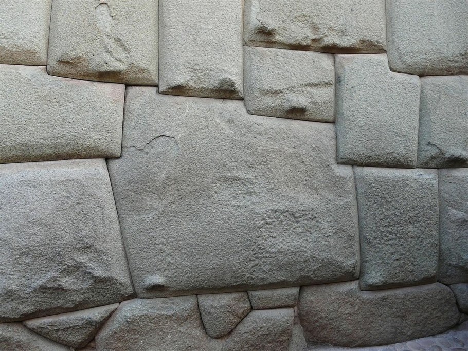 Полигональная кладка из гипса