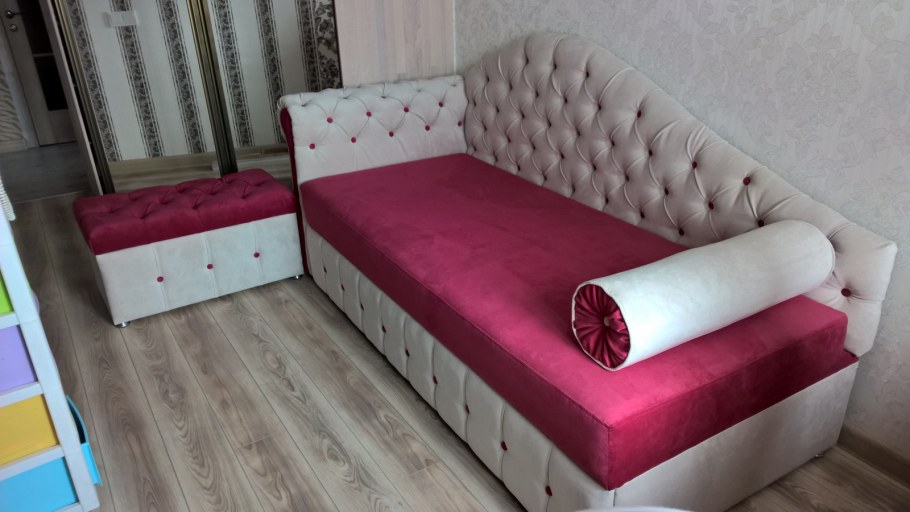 Детский диван кровать с каретной стяжкой