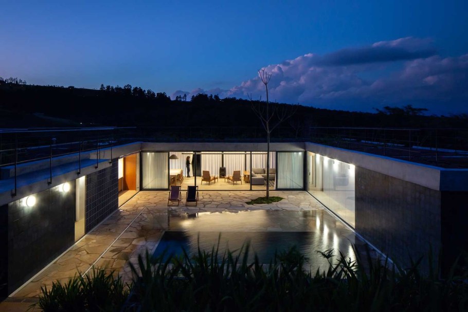 П-образный дом с бассейном