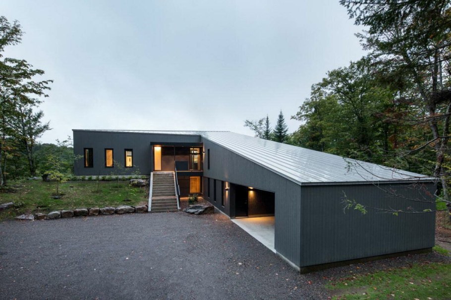 Длинное одноэтажное здание