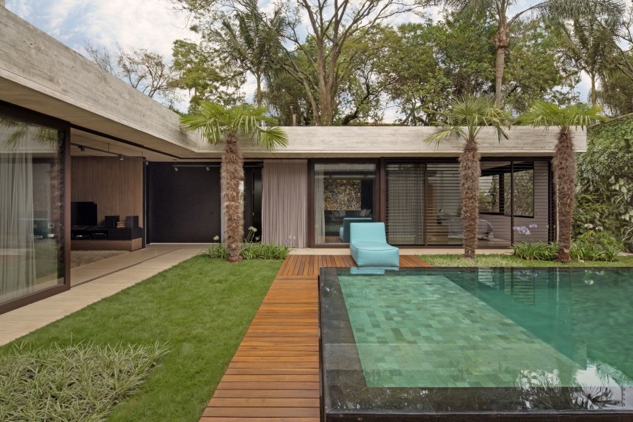 П образный дом с внутренним двориком