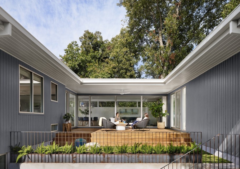 П-образный дом с террасой