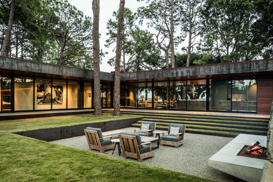 П-образный дом с террасой