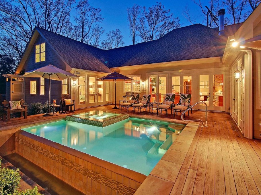 Угловой дом с бассейном