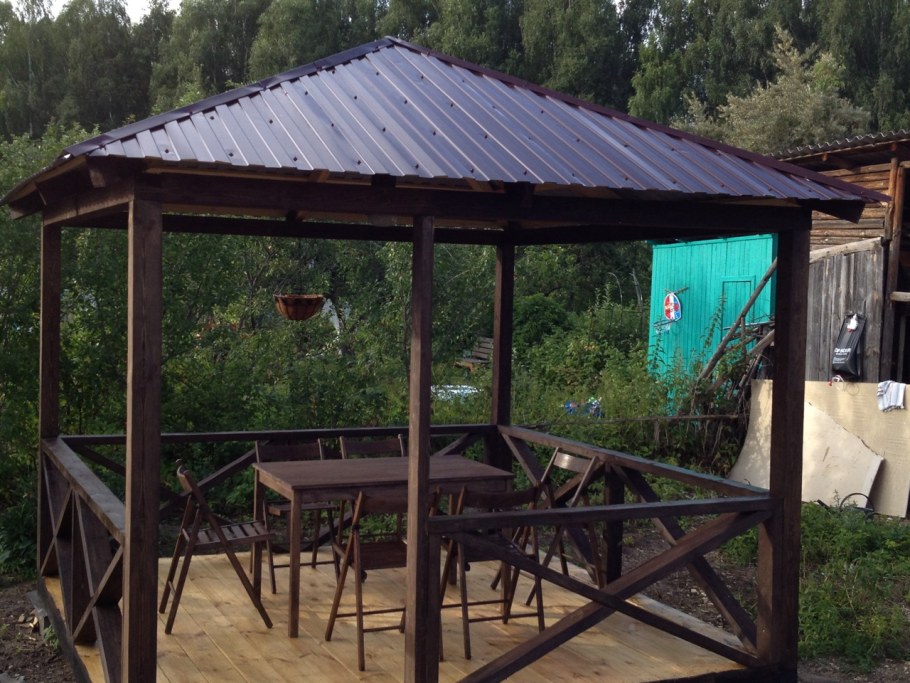 Беседка с металлической крышей