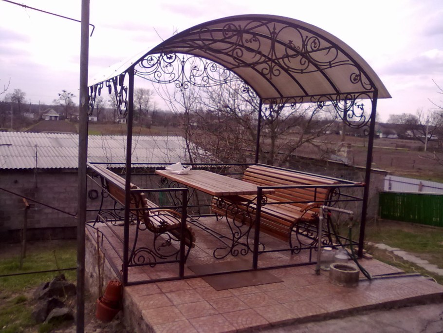 Беседка с элементами ковки