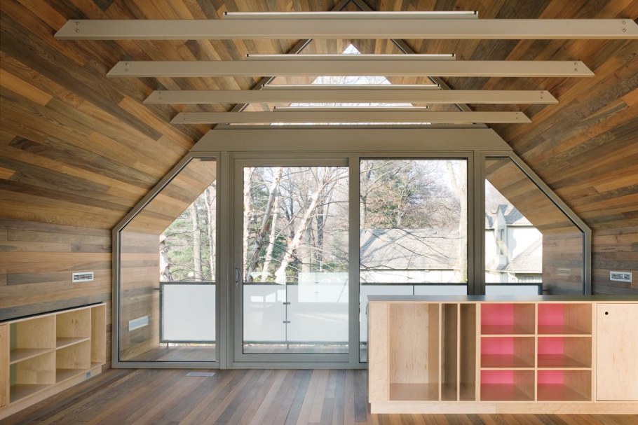 Мансарда с большими окнами