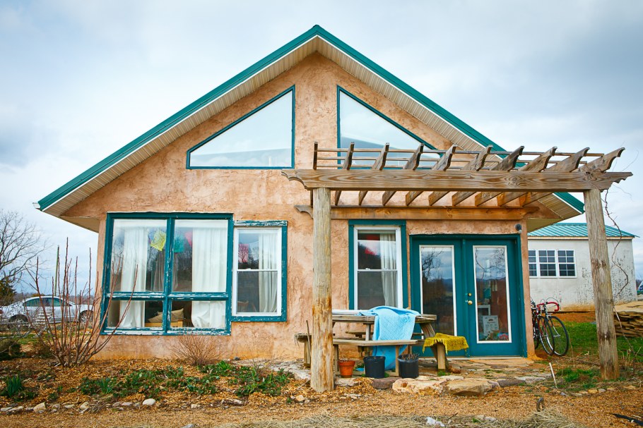 Домик со спальным местом под крышей