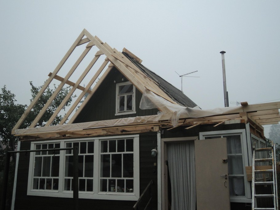 Двухскатная крыша с пристройкой