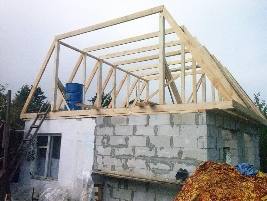 Планировка мансарды с двускатной крышей