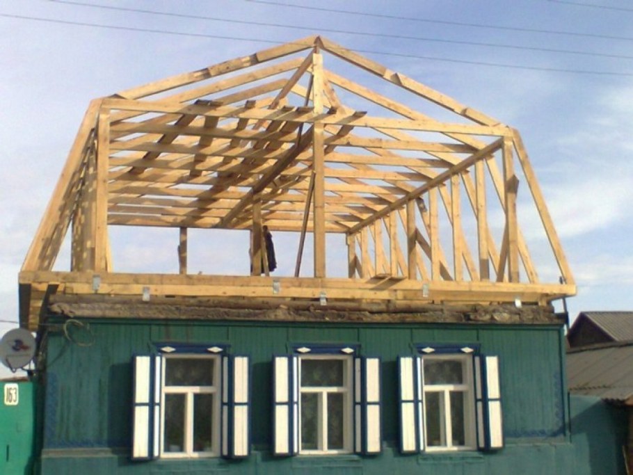 Реконструкция крыши деревянного дома