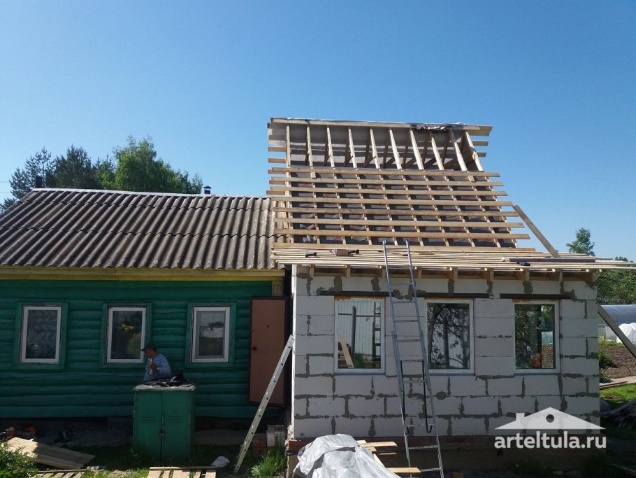 Пристройка к вагончику на даче