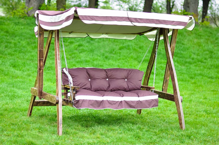 Подвесной диван в интерьере