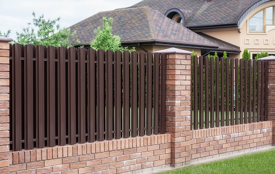 Забор из евроштакетника со столбами из кирпича