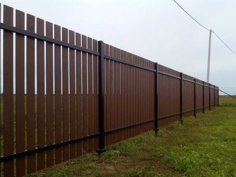 Деревянный забор на металлических Столбах